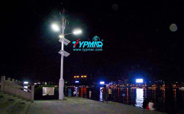 惠州景區(qū)江邊工程 風(fēng)力發(fā)電機夜景